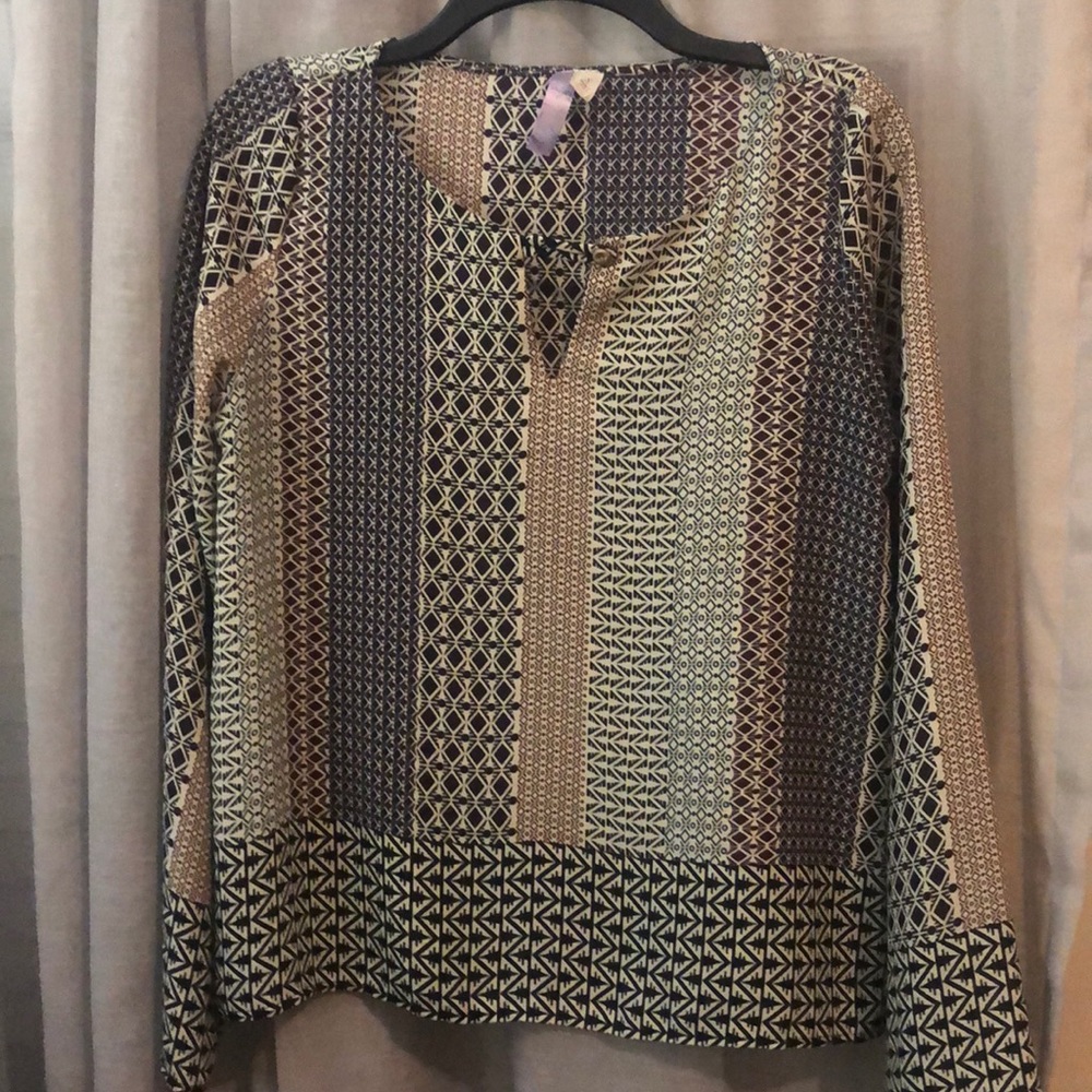 Patterned blouse with keyhole